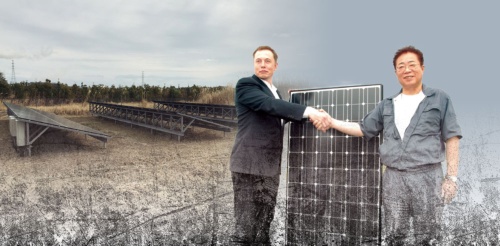 <span class="fontBold">2011年、イーロン・マスク氏(左)は被災地が再生可能エネルギーの一大聖地になると期待し、福島県相馬市に太陽光システムを寄贈した。だが10年たった今、そのシステムは市内の産業廃棄物の埋め立て処分場にひっそりと置かれたままとなっている</span>