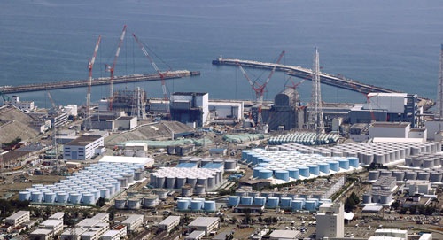 <span class="fontBold">廃炉作業が進む福島第1原子力発電所(左から順に1~4号機)。廃炉までには40年かかるとされる。福島県は2040年ごろに県内エネルギー需要の全てを再生可能エネルギーで賄うことを目標にしているが……</span>(写真=共同通信)