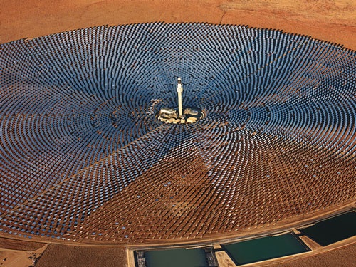 <span class="fontBold">米カリフォルニア州とネバダ州の間にある太陽熱発電所</span>(写真=Solent News/アフロ)