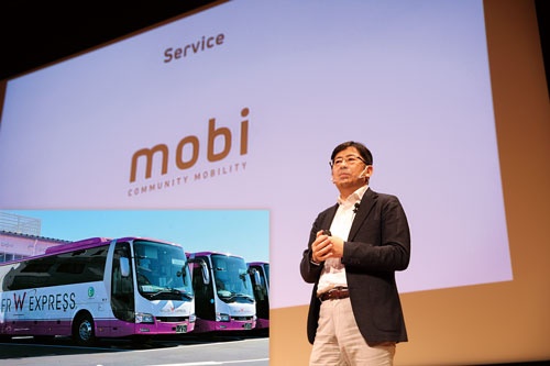 <span class="fontBold">高速バス事業を全国に広げたウィラーの村瀬茂高代表(右)は、地域のオンデマンド交通「モビ」を全国展開していくと発表した</span>