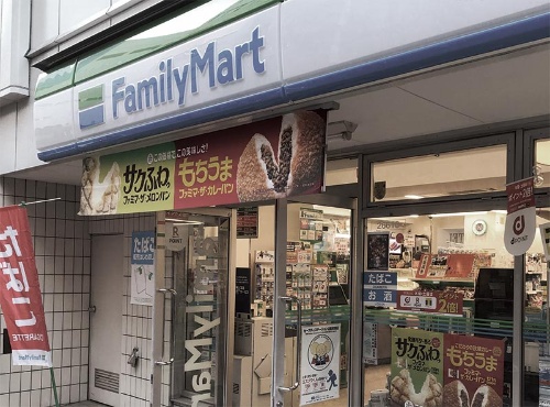 <span class="fontBold">ファミリーマートではプライベート総菜ブランド「お母さん食堂」の表現を巡って炎上した</span>