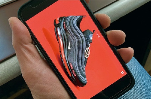 <span class="fontBold">MSCHFが販売した 「サタン・シューズ」</span>(写真:AP/アフロ)