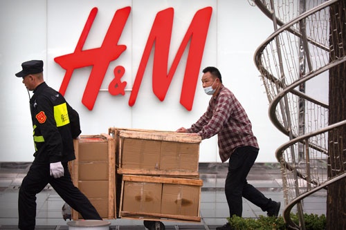 <span class="fontBold">米国と連携した対中制裁の強化により、「H&M」などの欧州ブランドが中国で不買運動に直面</span>(写真=AP/アフロ)