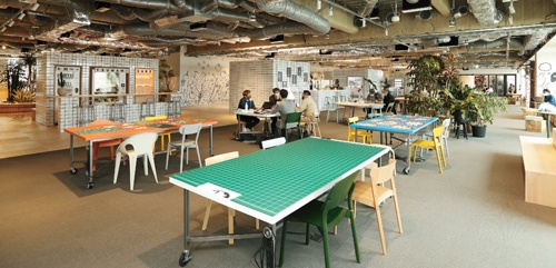 <span class="fontBold">乃村工藝社が4月にお披露目したニューノーマル対応オフィス。「公園」を意識して自然に人が集まる仕掛けを幾つも設置している</span>(写真=都築 雅人)