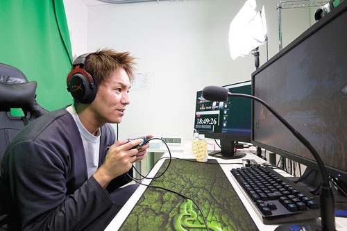 <span class="fontBold">お笑い芸人、狩野英孝さんのゲーム実況動画は多くのファンを呼び寄せる</span>(写真=的野 弘路)