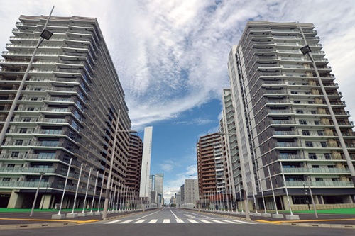 <span class="fontBold">東京都中央区晴海5丁目に立つ選手村。都は2016年12月に不動産会社など11社と129億6000万円で敷地の譲渡契約を結んだ</span>（写真=菅原 由依子）