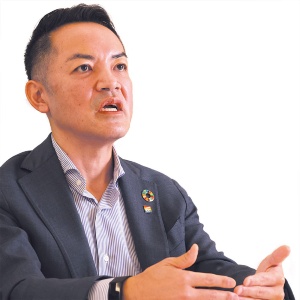 <span class="fontBold">EYジャパンの貴田守亮会長兼CEOは、「EYが社会全体を変える触媒のような存在を目指したい」と話す</span>(写真=陶山 勉)