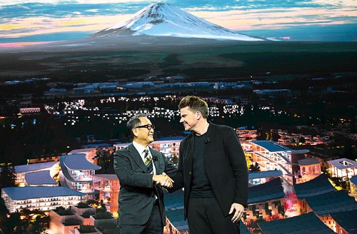 <span class="fontBold">トヨタ自動車の豊田章男社長(左)は2020年1月に「ウーブン・シティ」計画を発表した</span>(写真=AFP/アフロ)