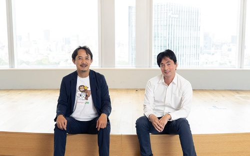 <span class="fontBold">左:Kentaro Kawabe</span><br>大学在学中に設立したベンチャーがヤフーと合併し、2000年にヤフーに入社。18年にヤフー社長CEO、ソフトバンク取締役に就任。21年LINEとの経営統合に伴い、現職。<br><span class="fontBold">右:Shintar Yamada</span><br>早稲田大学在学時にインターンとして楽天オークションの立ち上げに携わる。卒業後、ウノウを設立し、2010年に米Zyngaに売却。13年にメルカリを創業し、18年に東証マザーズに上場した。<br>(写真=的野 弘路)