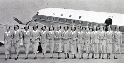 <span class="fontBold">日本航空（JAL）設立直後に入社した15人の客室乗務員。1300人超の応募者がいたという</span>（写真=近現代PL/アフロ）