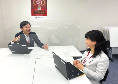 <span class="fontBold">2020年度から実施している「1on1ミーティング」の一幕</span>