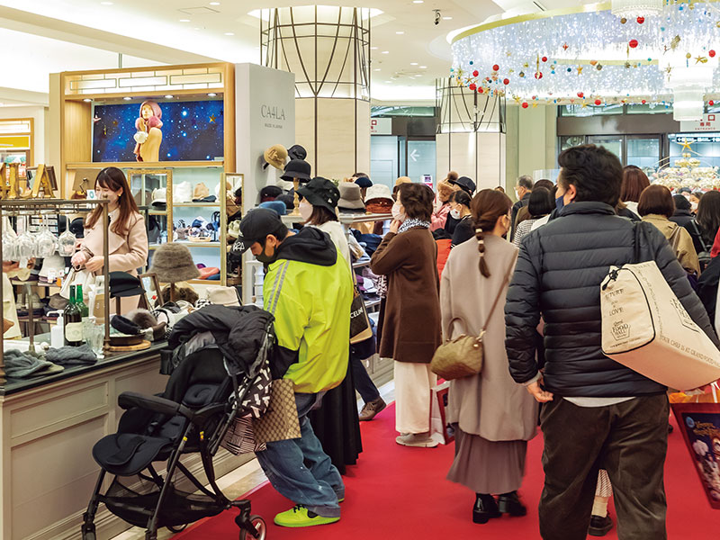 浮上する外食、小売り、観光　我慢重ねた2年 リベンジ消費に火