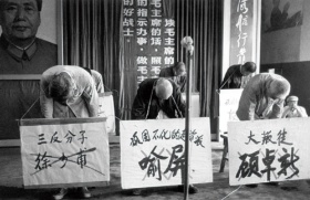 <span class="fontBold">66年からの文化大革命では多くの人が弾圧を受けた</span>（写真=Pictures From History/ニューズコム/共同通信イメージズ）