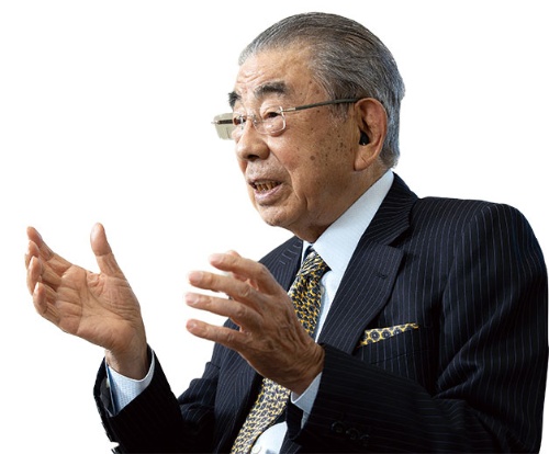 <span class="fontBold">鈴木敏文［Toshifumi Suzuki］</span><br />1932年長野県生まれ。63年にヨーカ堂（現イトーヨーカ堂）に入社し、73年にヨークセブン（現セブン-イレブン・ジャパン）創設。78年に社長。2005年セブン＆アイ・ホールディングス会長兼CEO就任。16年に退任し名誉顧問に就任。（写真=的野 弘路）