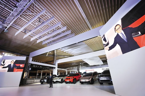 <span class="fontBold">トヨタ自動車の豊田章男社長は昨年12月、EV事業の大幅拡大を発表。30年までに30車種をフルラインアップでそろえる</span>（写真=三橋仁明/N-RAK PHOTO AGENCY）