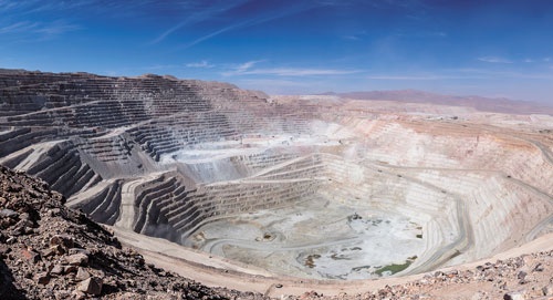 <span class="fontBold">世界最大の銅生産量を誇る、チリのエスコンディダ銅鉱山。三菱商事は1988年から参画し、現在は再エネを活用して操業</span>