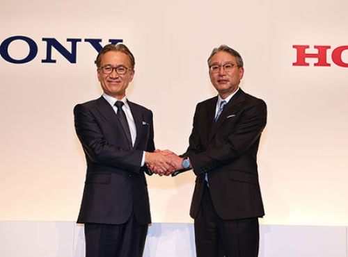 提携を発表したソニーグループとホンダの両首脳(3月4日)(写真=小林 淳)