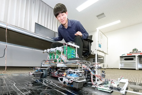 入社2年目で日産のソフト技術の研修に参加した髙橋氏。プログラムの内容を「魅力的」と語る(写真=中山 博敬)