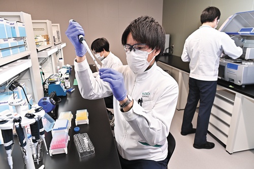 花王は皮脂の遺伝情報から病気の予兆を調べるなど、独自の分析技術を駆使して、メディカル(治療・診断)の新規事業を立ち上げる(写真=菊池 一郎)