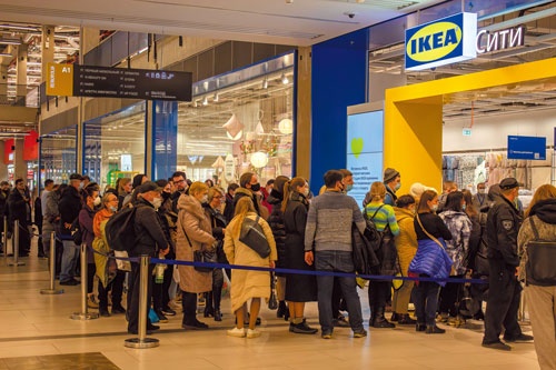 営業停止前、多くの買い物客が押し寄せ行列をつくったイケアのモスクワ店（写真=ZUMA Press/アフロ）