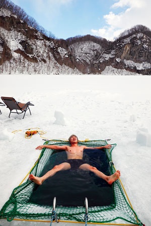新得町のレイク・インでは氷結した湖に穴を開けて水風呂にする「アヴァント」を体験できる（写真＝箕浦 伸雄）