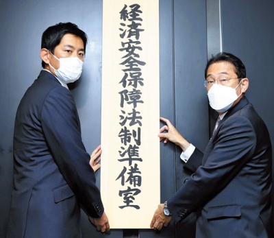 岸田首相（右）は、経済安全保障推進法の制定を看板政策とした（左は小林大臣）（写真＝読売新聞／アフロ）