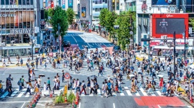 渋谷スクランブル交差点は観光客に人気。旅行ガイドブック「ロンリープラネット」の東京版も、交差点を渡ることを「体験すべき経験」の1位に選んでいる（写真=PIXTA）