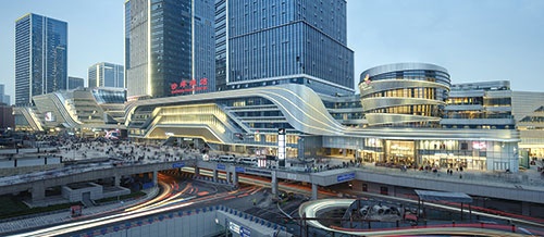 日建設計が関わった中国・重慶市の「重慶沙坪&#x575d;駅」。1日40万人の利用者がスムーズに移動できるよう東京で培った知見を応用した（写真＝大画幅工作室）