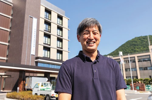岡山県備前市の同前嘉浩は下水道整備の手法を見直して事業費を20億円削減した。ホルグ(横浜市)の主催する「地方公務員が本当にすごい!と思う地方公務員アワード 2020」にも選ばれている(写真=菅野 勝男)