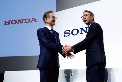 2022年3月、モビリティー分野での提携を発表したソニーグループの吉田憲一郎会長兼社長(左)とホンダの三部敏宏社長。折半出資で年内に発足させる新会社、ソニー・ホンダモビリティが25年をめどにEVを発売する(写真=ロイター/アフロ)