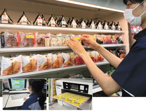 AI（人工知能）を使った値引き実験を行うローソンの店舗。AIがどの商品を何円値引きすべきかをパソコン画面上に表示。店員が確認してボタンを押すと（左）、値引きシールが印刷される（中央）