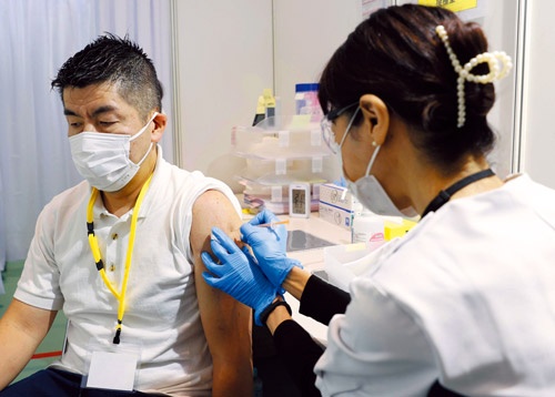 オミクロン型に対応したワクチンの追加接種が進むが、日本オリジナルのワクチンはまだ承認されていない（写真=共同通信）