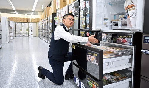 ヤマダの店長、萩野谷信頼は「値引きしないことで、商品の魅力をもっと伝えられるようになった」と話す（写真=山下 裕之）