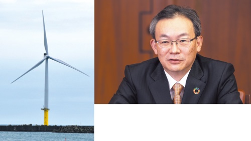 全国銀行協会の半沢淳一会長（右）と、秋田銀行などが出資した秋田洋上風力発電による大型洋上風力設備（左）（写真＝左：共同通信、右：北山 宏一）