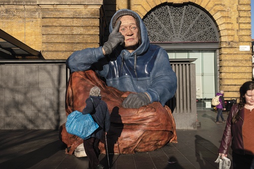 インフレと景気悪化を受け、英国のアーティストがホームレスの増加に警鐘を鳴らすために制作した巨大彫刻をロンドンに展示した（写真=Dan Kitwood/Getty Images）