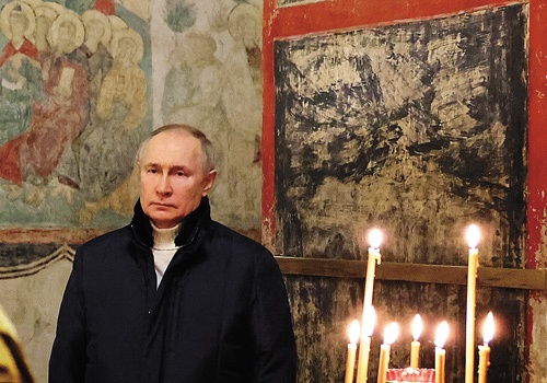 1月、モスクワ市内の大聖堂で開かれたロシア正教会のクリスマス礼拝に1人で参加したロシアのプーチン大統領（写真=SPUTNIK via ロイター）