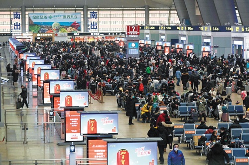 春節を前に旅客で混雑する北京の鉄道駅。「ゼロコロナ」が解除され3年ぶりの帰郷となる人々も多そうだ（写真=AFP/アフロ）