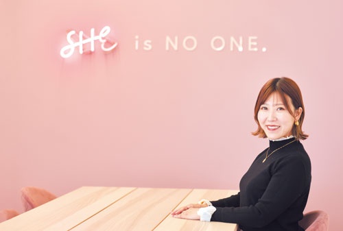 女性のリスキリングを促すSHEの福田恵里CEOは、エンジェル投資家、CVC、VCとの流れで資金調達先を拡大。成長の壁を乗り越えてきた（写真＝伊藤 菜々子）