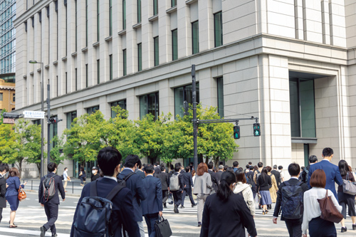 世界最低の従業員エンゲージメント ぶら下がり社員、7割 成長