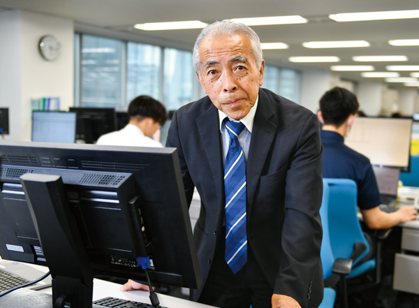 崖を超えるシニアたち 経験・技術を生かし、仕事は自分で作る
