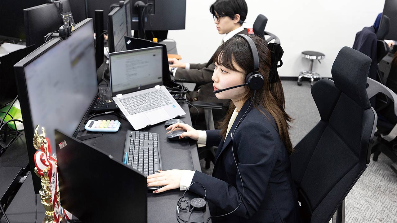 キーエンス流、AI時代のトップ営業に密着 外出ゼロで極める「どぶ板 