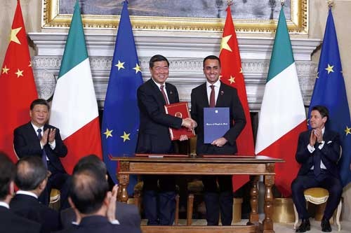 2019年、習近平国家主席（左）とコンテ首相（右）が同席する場で、中国とイタリアは協定を交わした（写真=Backgrid UK/アフロ）