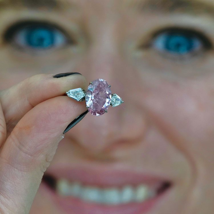 天然ダイヤモンドの価格が低下　その輝きは永遠か