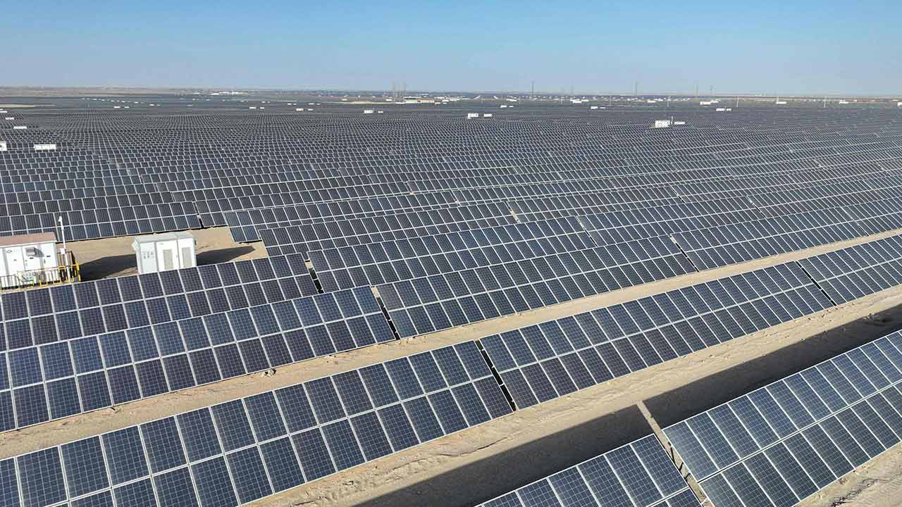 再編迫られる中国太陽光パネル業界 市場飽和で公的支援も縮小：日経 