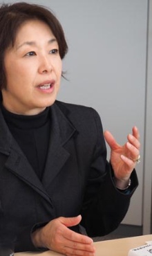 渡辺 由佳里(わたなべ・ゆかり)エッセイスト、洋書レビュアー、翻訳家。助産師、日本語学校のコーディネーター、外資系企業のプロダクトマネージャーなどを経て、 1995年よりアメリカに移住。2001年に小説『<a href="http://www.amazon.co.jp/gp/product/4104470015/ref=as_li_tf_tl?ie=UTF8&tag=n094f-22&linkCode=as2&camp=247&creative=1211&creativeASIN=4104470015" target="_blank">ノーティアーズ</a>』で小説新潮長篇新人賞受賞。翌年『<a href="http://www.amazon.co.jp/gp/product/4104470023/ref=as_li_tf_tl?ie=UTF8&tag=n094f-22&linkCode=as2&camp=247&creative=1211&creativeASIN=4104470023" target="_blank">神たちの誤算</a>』(共に新潮社刊)を発表。他の著書に『<a href="http://www.amazon.co.jp/gp/product/4255005532/ref=as_li_tf_tl?ie=UTF8&tag=n094f-22&linkCode=as2&camp=247&creative=1211&creativeASIN=4255005532" target="_blank">ゆるく、自由に、そして有意義に</a>』(朝日出版社)、 『<a href="http://www.amazon.co.jp/gp/product/4864540349/ref=as_li_tf_tl?ie=UTF8&tag=n094f-22&linkCode=as2&camp=247&creative=1211&creativeASIN=4864540349" target="_blank">ジャンル別 洋書ベスト500</a>』(コスモピア)、『<a href="http://www.amazon.co.jp/gp/product/4864103631/ref=as_li_tf_tl?ie=UTF8&tag=n094f-22&linkCode=as2&camp=247&creative=1211&creativeASIN=4864103631" target="_blank">どうせなら、楽しく生きよう</a>』(飛鳥新社)、『<a href="http://www.amazon.co.jp/gp/product/B01M7VRCDS/ref=as_li_tf_tl?ie=UTF8&tag=n094f-22&linkCode=as2&camp=247&creative=1211&creativeASIN=B01M7VRCDS" target="_blank">暴言王トランプがハイジャックした大統領選、やじうま観戦記</a>』(ピースオブケイク/Kindle版)など。翻訳には、糸井重里氏監修の『<a href="http://www.amazon.co.jp/gp/product/4822248526/ref=as_li_tf_tl?ie=UTF8&tag=n094f-22&linkCode=as2&camp=247&creative=1211&creativeASIN=4822248526" target="_blank">グレイトフル・デッドにマーケティングを学ぶ</a>』(日経BP社)、『<a href="http://www.amazon.co.jp/gp/product/4596550026/ref=as_li_tf_tl?ie=UTF8&tag=n094f-22&linkCode=as2&camp=247&creative=1211&creativeASIN=4596550026" target="_blank">毒見師イレーナ</a>』(ハーパーコリンズ)など。