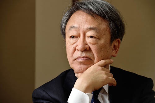 池上 彰(いけがみ・あきら)<br />フリージャーナリスト。1950年生まれ。慶応義塾大学経済学部卒業後、NHK入局。社会部記者として経験を積んだ後、報道局記者主幹に。94年4月から11年間「週刊こどもニュース」のお父さん役として、様々なニュースを解説して人気に。2005年3月NHKを退局、フリージャーナリストとして、テレビ、新聞、雑誌、書籍など幅広いメディアで活躍中。近著に『<a href="http://www.amazon.co.jp/gp/product/4492045910/ref=as_li_tf_tl?ie=UTF8&tag=n094f-22&linkCode=as2&camp=247&creative=1211&creativeASIN=4492045910" target="_blank">僕らが毎日やっている最強の読み方;新聞・雑誌・ネット・書籍から「知識と教養」を身につける70の極意</a>』(佐藤 優氏と共著、東洋経済新報社)『<a href="http://www.amazon.co.jp/gp/product/4041048923/ref=as_li_tf_tl?ie=UTF8&tag=n094f-22&linkCode=as2&camp=247&creative=1211&creativeASIN=4041048923" target="_blank">池上彰の「経済学」講義1 歴史編 戦後70年 世界経済の歩み</a>』(角川文庫)『<a href="http://www.amazon.co.jp/gp/product/402273700X/ref=as_li_tf_tl?ie=UTF8&tag=n094f-22&linkCode=as2&camp=247&creative=1211&creativeASIN=402273700X" target="_blank">書く力 私たちはこうして文章を磨いた</a>』(竹内政明氏と共著、朝日新書)など。