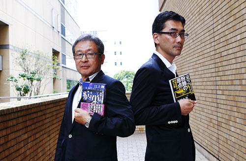 左が作家の江上剛氏、右が日経ビジネス副編集長の小笠原啓(撮影:竹井 俊晴、ほかも同じ)