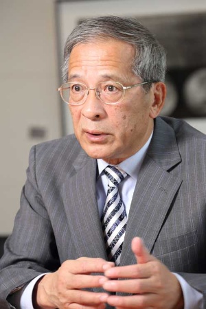 ミスミグループ本社取締役会議長。1967年一橋大学経済学部卒業。三井石油化学を経て、ボストン・コンサルティング・グループの国内採用第1号コンサルタントに。スタンフォード大学でMBA(経営学修士号)を取得後、赤字会社2社の再建とベンチャーキャピタル会社の経営を経験。2002年、ミスミ(現ミスミグループ本社)の社長CEO(最高経営責任者)。2008年に会長CEO就任。2014年から現職。(撮影:都築雅人、以下同じ)