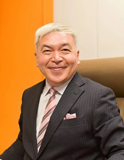 <span class="fontBold">中村好明(なかむら よしあき)氏</span><br />一般社団法人日本インバウンド連合会 理事長 一般社団法人国際22世紀みらい会議 議長 株式会社ジャパン インバウンド ソリューションズ 代表取締役社長 1963年、佐賀県生まれ。上智大学出身。2000年、ドン・キホーテ入社。広報・IR・マーケティング・新規事業の責任者を経て、2008年、社長室ゼネラルマネージャー兼インバウンドプロジェクトの責任者に就任。2013年、ジャパン インバウンド ソリューションズを設立、代表に就任。国・自治体・民間企業のインバウンド分野におけるコンサルティング、教育研修、プロモーション連携に従事。 日本インバウンド教育協会理事。ハリウッド大学院大学および神戸山手大学客員教授。日本ホスピタリティ推進協会理事・グローバル戦略委員長。全国免税店協会副会長。みんなの外国語検定協会理事。観光政策研究会会長。 著書に『ドン・キホーテ流 観光立国への挑戦』(メディア総合研究所)、『インバウンド戦略』(時事通信社)、『接客現場の英会話 もうかるイングリッシュ』(朝日出版社)、『観光立国革命』(カナリアコミュニケーション)、『地方創生を可能にする まちづくり×インバウンド 成功する「7つの力」』(朝日出版社)などがある。