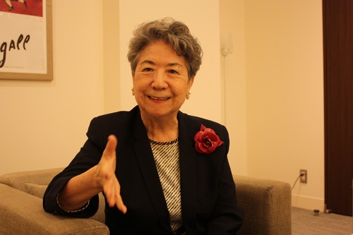 一般社団法人ウィメンズ・エンパワメント・イン・ファッション会長。1962年、東京大学教養学部卒業後、旭化成工業(現・旭化成)へ。67年、フルブライト奨学生として米国に留学。68年に「ファッションビジネス」の概念を日本に初めて紹介した。1999年から2009年まで、財団法人ファッション産業人材育成機構IFIビジネススクール学長。AOKIホールディングス社外取締役なども務める。